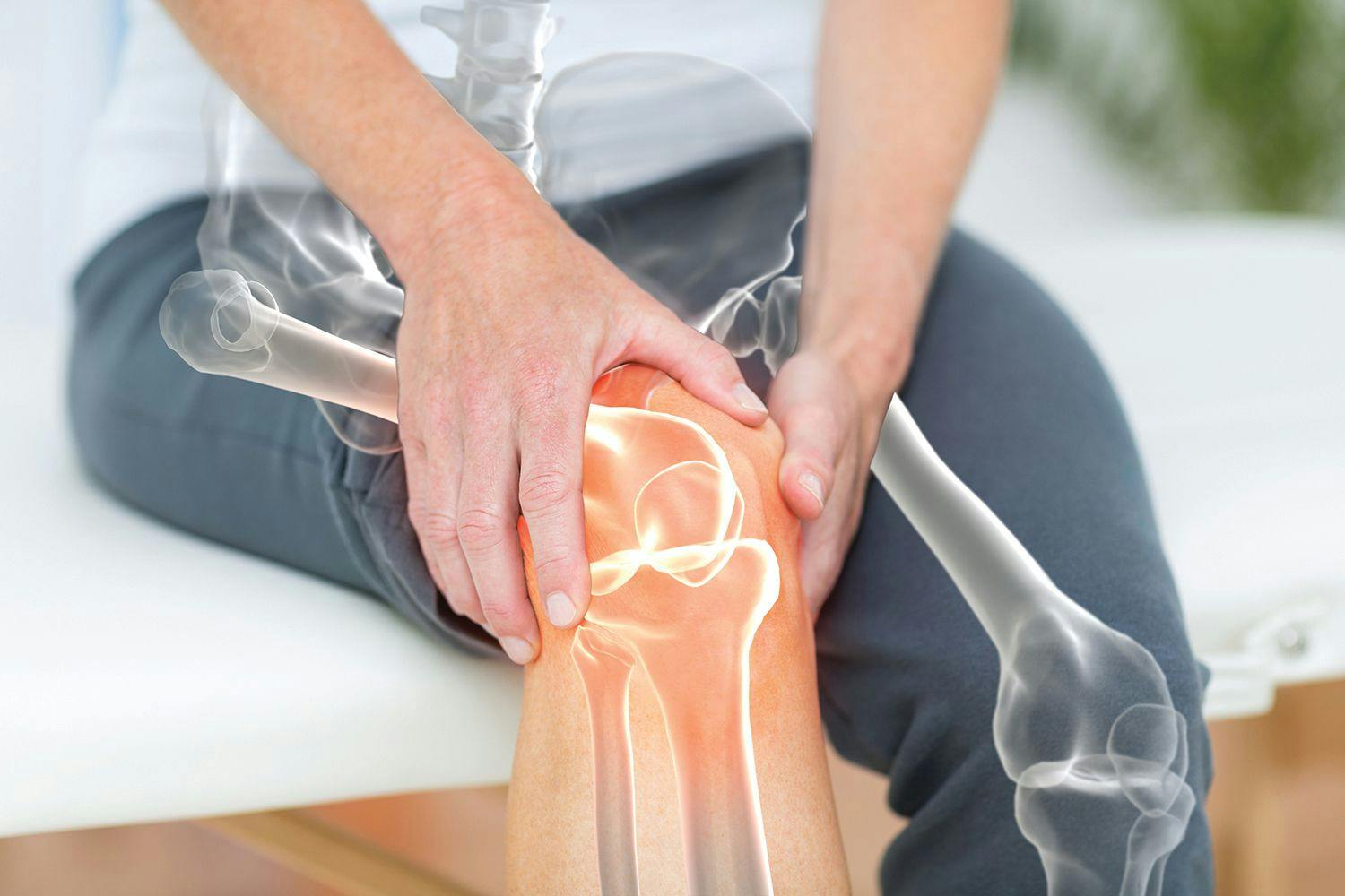 An illustration demonstrating knee pain in an older woman. 