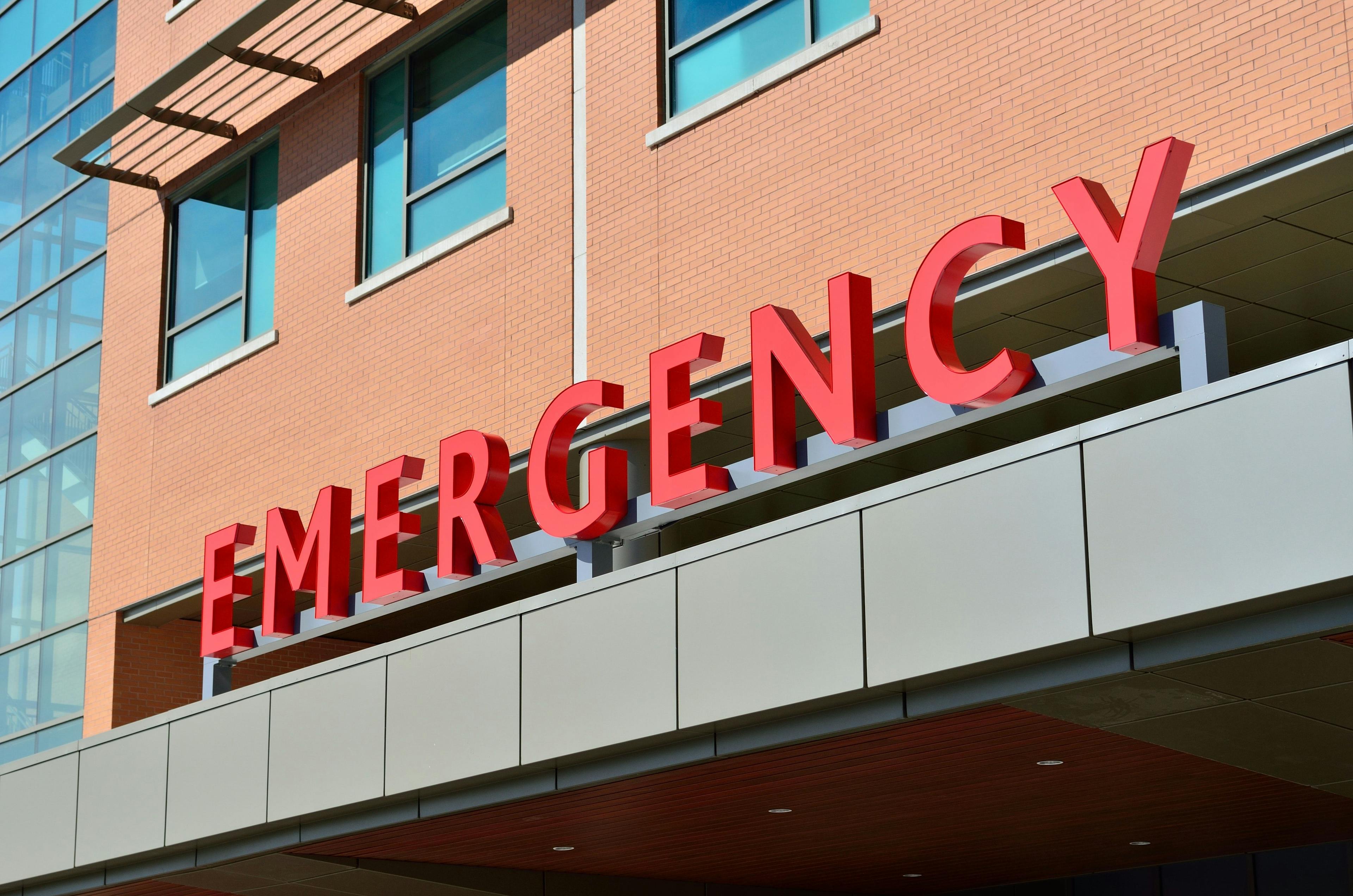Signage in front of a hospital displaying the word "EMERGENCY" | Credit: Pixabay